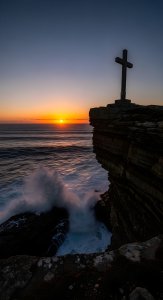 Sunset Cliff Cross Wallpaper HD 4K - Dramatic Aesthetic Landscape