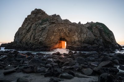 Majestic Golden Hour Sunset at Pfeiffer Beach Keyhole Arch Wallpaper 4K